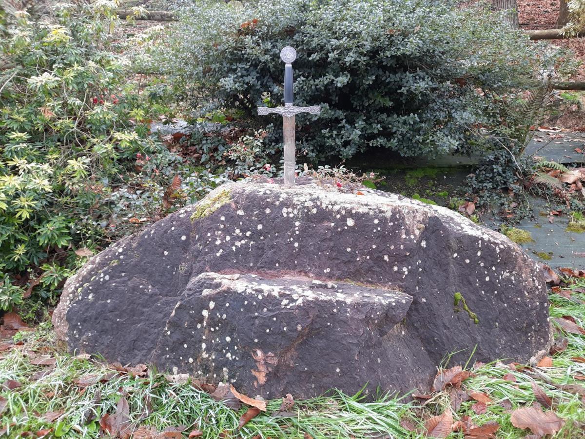 A La Memoire De Merlin & Spa Saint-Malon-sur-Mel Bagian luar foto